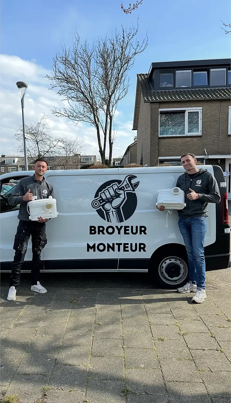 De monteurs van Broyeur Monteur bij hun servicebus