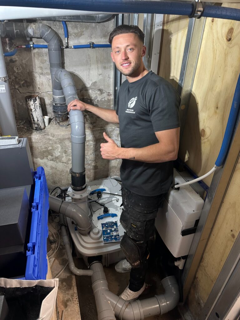 Monteur bij een professionele pompinstallatie en aangesloten leidingwerk